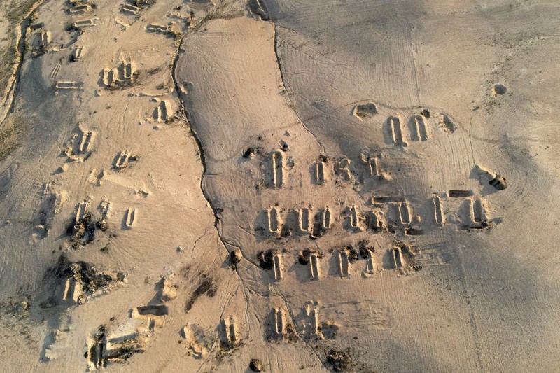 Tengkorak manusia ditandai dengan pita merah di situs Khasfa dekat kota Mosul di Irak utara, tempat pihak berwenang mulai menggali kuburan massal yang diyakini berisi ribuan korban ISIS, Minggu (17/8/2025). (AFP/ZAID AL-OBEIDI)