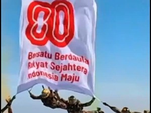 Video: Lihat Lagi Aksi Terjun Payung Kopassus di Upacara HUT RI ke-80