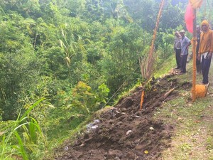 Sopir Ngantuk, Truk Muat Pasir Terguling ke Jurang di Karangasem