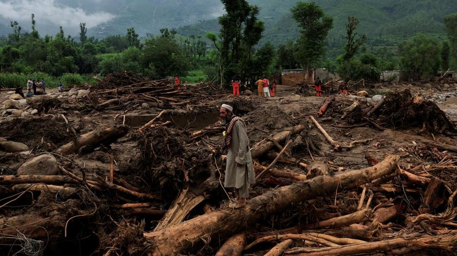 Warga duduk di antara puing-puing rumah yang rusak akibat badai yang menyebabkan hujan lebat dan banjir, di Bayshonai Kalay, distrik Buner, provinsi Khyber Pakhtunkhwa, Pakistan, 17 Agustus 2025. (REUTERS/Akhtar Soomro)