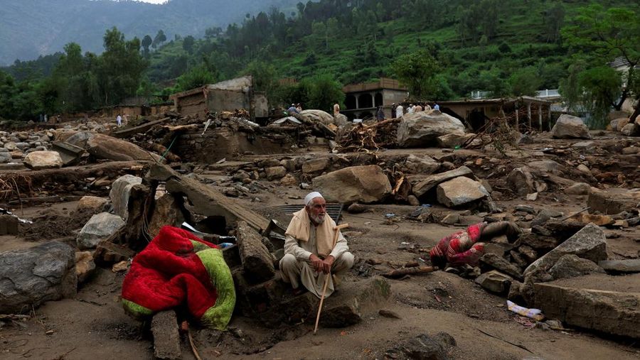 Warga duduk di antara puing-puing rumah yang rusak akibat badai yang menyebabkan hujan lebat dan banjir, di Bayshonai Kalay, distrik Buner, provinsi Khyber Pakhtunkhwa, Pakistan. Warga duduk di antara puing-puing rumah yang rusak akibat badai yang menyebabkan hujan lebat dan banjir, di Bayshonai Kalay, distrik Buner, provinsi Khyber Pakhtunkhwa, Pakistan, 17 Agustus 2025. (REUTERS/Akhtar Soomro)
