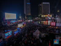 Potret Warga Jakarta Turun Gunung Malam-Malam, Serbu Karnaval HUT RI