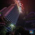 Warga menyaksikan iring-iringan karnaval saat melintas di kawasan Bundaran HI, Jakarta, Minggu (17/8/2025) malam. Acara karnaval ini menjadi pertama kalinya digelar pihak Istana dalam peringatan HUT RI. (CNBC Indonesia/Faisal Rahman)
