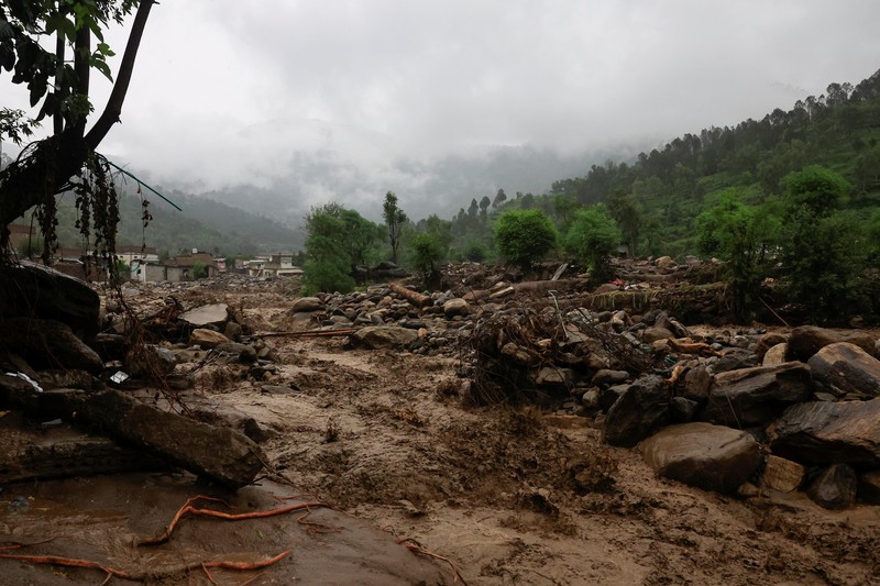Para relawan berjalan sambil membawa payung untuk menghindari hujan saat mereka meninjau daerah yang rusak, menyusul badai yang menyebabkan hujan lebat dan banjir di Bayshonai Kalay, di distrik Buner, di provinsi Khyber Pakhtunkhwa, Pakistan, 18 Agustus 2025. Para relawan berjalan sambil membawa payung untuk menghindari hujan saat mereka meninjau daerah yang rusak, menyusul badai yang menyebabkan hujan lebat dan banjir di Bayshonai Kalay, di distrik Buner, di provinsi Khyber Pakhtunkhwa, Pakistan, 18 Agustus 2025. (REUTERS/Akhtar Soomro)