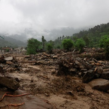 Banjir Dahsyat 'Sapu' Desa Rata dengan Tanah, Ratusan Tewas
