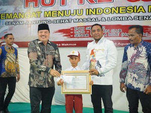 Siswa SD Panjat Tiang Perbaiki Tali Bendera di Aceh Diganjar Penghargaan
