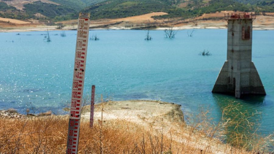 Alat pengukur ketinggian air berdiri di medan kering dekat perairan rendah Bendungan Naip, karena kondisi kekeringan terus memengaruhi ketinggian air, di Suleymanpasa, di provinsi Tekirdag barat laut, Turki, 11 Agustus 2025. (REUTERS/Dilara Senkaya)