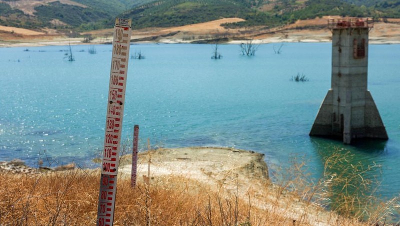 Alat pengukur ketinggian air berdiri di medan kering dekat perairan rendah Bendungan Naip, karena kondisi kekeringan terus memengaruhi ketinggian air, di Suleymanpasa, di provinsi Tekirdag barat laut, Turki, 11 Agustus 2025. (REUTERS/Dilara Senkaya)