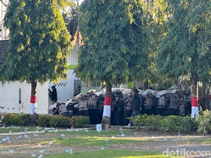 Pagar Kantor Bupati Bone Dijebol Saat Demo PBB, Polisi Beri Tembakan Peringatan