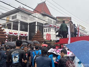 Demo Nakama Bergerak di Surabaya Tolak Militerisme hingga Pajak Tinggi