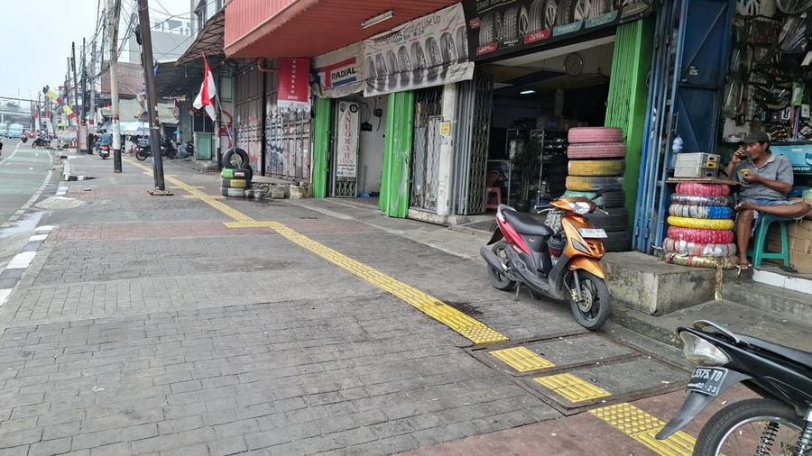 Gerai-gerai ban motor tampak sepi di Kampung Melayu Jakarta Timur, Selasa (19/8/2025). (CNBC Indonesia/Chandra Dwi)