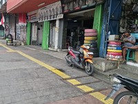 Pembeli Kabur-Toko Sunyi Sepi, Pedagang Ban di Kampung Melayu Teriak