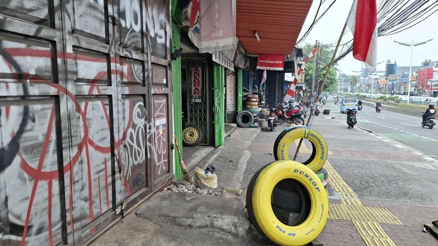 Gerai-gerai ban motor tampak sepi di Kampung Melayu Jakarta Timur, Selasa (19/8/2025). (CNBC Indonesia/Chandra Dwi)