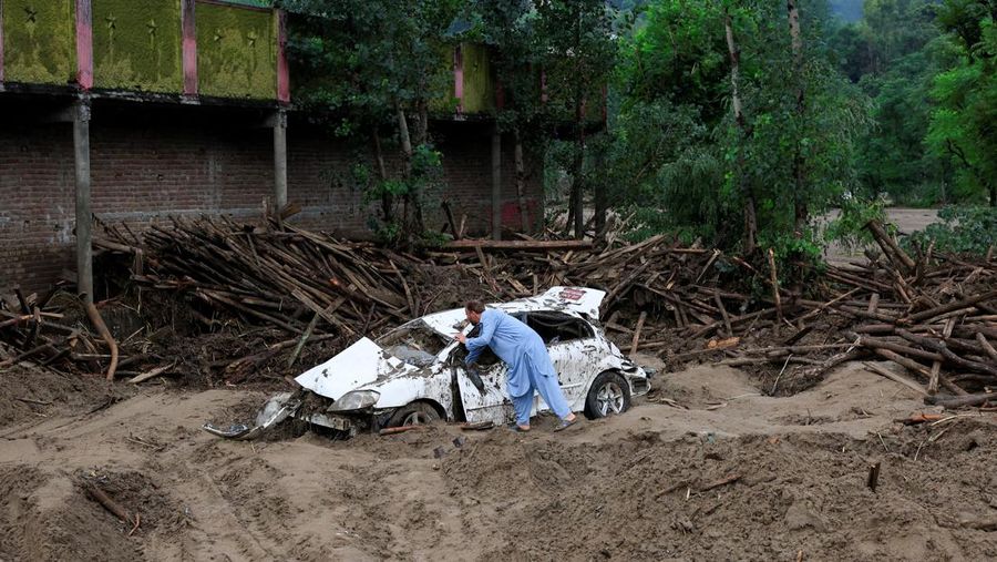 Para relawan berjalan sambil membawa payung untuk menghindari hujan saat mereka meninjau daerah yang rusak, menyusul badai yang menyebabkan hujan lebat dan banjir di Bayshonai Kalay, di distrik Buner, di provinsi Khyber Pakhtunkhwa, Pakistan, 18 Agustus 2025. Para relawan berjalan sambil membawa payung untuk menghindari hujan saat mereka meninjau daerah yang rusak, menyusul badai yang menyebabkan hujan lebat dan banjir di Bayshonai Kalay, di distrik Buner, di provinsi Khyber Pakhtunkhwa, Pakistan, 18 Agustus 2025. (REUTERS/Akhtar Soomro)