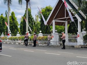 Jelang Demo Kenaikan PBB di Bone, Kawat Berduri Terpasang Depan Kantor Bupati