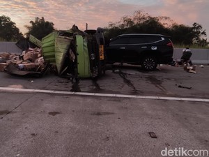 Kecelakaan Beruntun 2 Truk dan Pajero di Tol Sragen, 7 Korban Luka