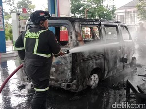 Kepanikan Saat Gran Max Mendadak Terbakar Saat Isi Bensin di Kuningan