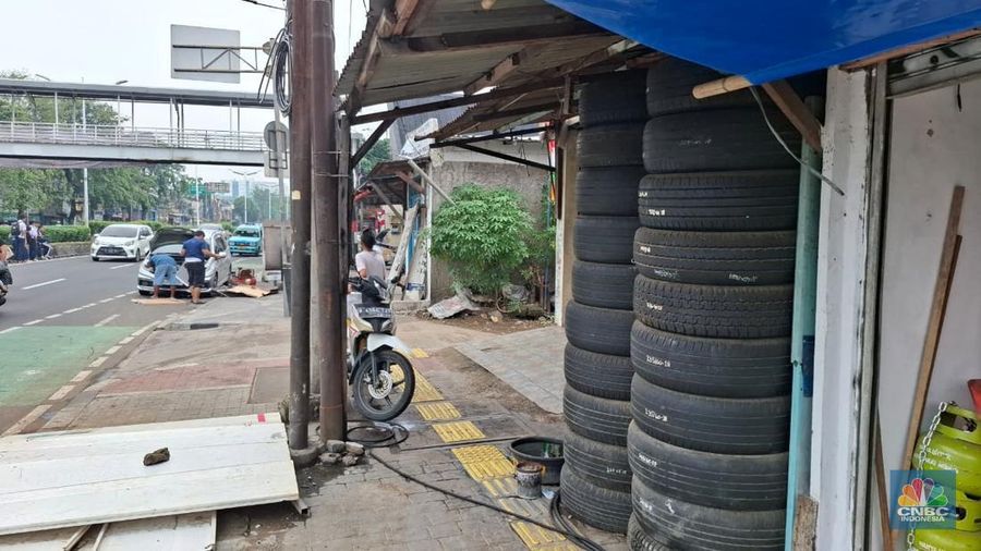 Kondisi toko penjual ban mobil baru di Kampung Melayu sepi. (CNBC Indonesia/Chandra Dwi Pranata)