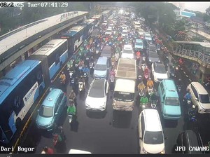 Lalin Cawang Macet, Sejumlah Perjalanan TransJ Alami Keterlambatan