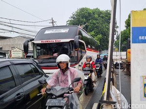 Warga Kesal Macet Ciputat-Lebak Bulus: Galian Tumbuh Seribu, Lainnya Tak Mati