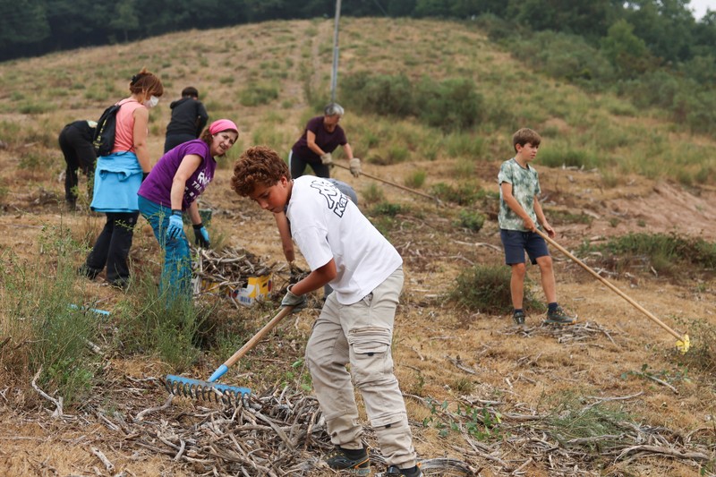 Manuel Carretero, 12, dan penduduk lainnya membersihkan semak-semak dan tumbuhan untuk mencegah kebakaran hutan mencapai desa, di Riano, dekat Leon, Spanyol, 18 Agustus 2025. Manuel Carretero, 12, dan penduduk lainnya membersihkan semak-semak dan tumbuhan untuk mencegah kebakaran hutan mencapai desa, di Riano, dekat Leon, Spanyol, 18 Agustus 2025. (REUTERS/Nacho Doce)