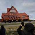 Tak Terbayang! Gereja 113 Tahun di Swedia Dipindah Pakai Trailer Besar