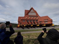 Tak Terbayang! Gereja 113 Tahun di Swedia Dipindah Pakai Trailer Besar