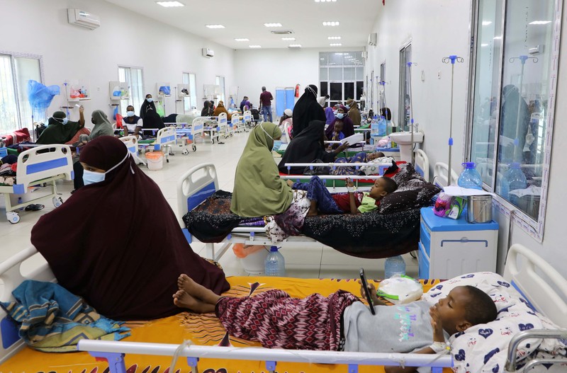 Pasien difteri duduk di dalam bangsal di Rumah Sakit Umum De Martino, setelah wabah difteri, di Mogadishu, Somalia, 13 Agustus 2025. (REUTERS/Feisal Omar)