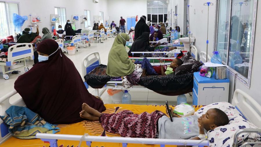 Pasien difteri duduk di dalam bangsal di Rumah Sakit Umum De Martino, setelah wabah difteri, di Mogadishu, Somalia, 13 Agustus 2025. (REUTERS/Feisal Omar)