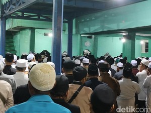 Ribuan Pelayat Silih Berganti Salati Jenazah Kiai Thoifur Mawardi