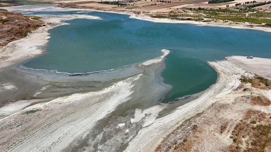 Alat pengukur ketinggian air berdiri di medan kering dekat perairan rendah Bendungan Naip, karena kondisi kekeringan terus memengaruhi ketinggian air, di Suleymanpasa, di provinsi Tekirdag barat laut, Turki, 11 Agustus 2025. (REUTERS/Dilara Senkaya)
