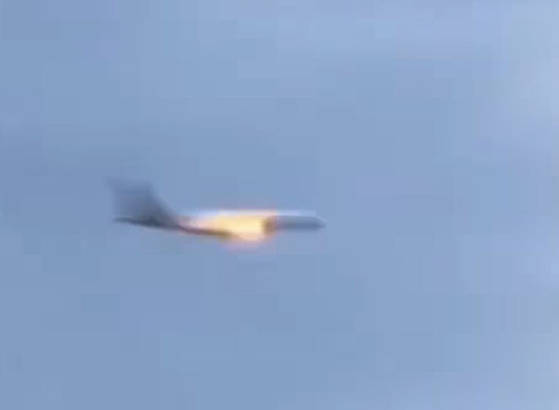 Pesawat Boeing 757-300 milik Condor Airways yang membawa 273 penumpang dan 8 awak mengalami kerusakan mesin kanan tak lama setelah lepas landas dari Bandara Corfu. (Tangkapan Layar Media Sosial X)