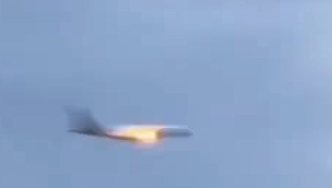 Pesawat Boeing Bawa 273 Penumpang Terbakar di Udara, Mesin Meledak