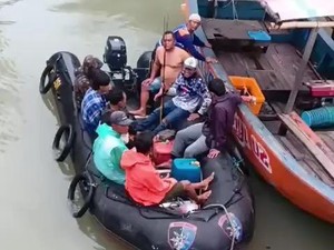 Polisi Evakuasi 6 Pemancing Terombang-ambing Akibat Cuaca Buruk di Laut Demak