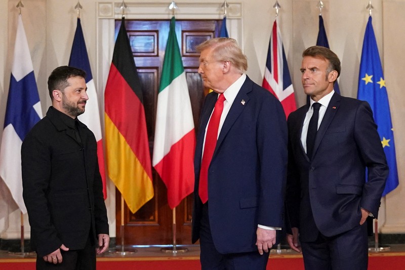 Presiden Amerika Serikat (AS) Donald Trump bertemu dengan Presiden Ukraina Volodymyr Zelensky dan beberapa pemimpin tinggi Eropa di Gedung Putih, Washington, D.C., AS, Senin (18/8/2025).  (REUTERS/Kevin Lamarque)