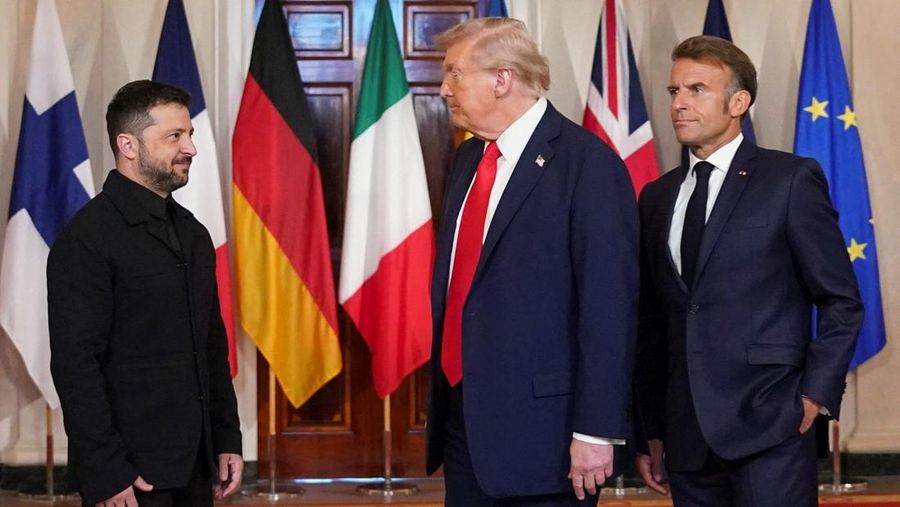 Presiden Amerika Serikat (AS) Donald Trump bertemu dengan Presiden Ukraina Volodymyr Zelensky dan beberapa pemimpin tinggi Eropa di Gedung Putih, Washington, D.C., AS, Senin (18/8/2025).  (REUTERS/Kevin Lamarque)