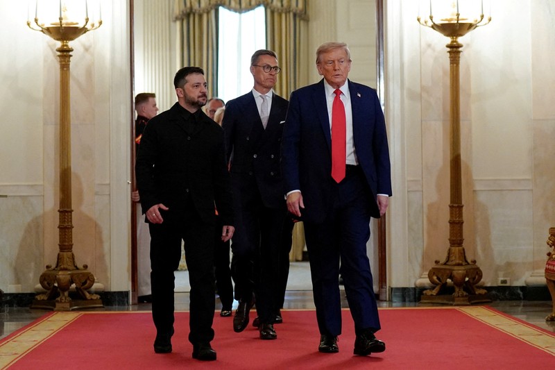 Presiden Amerika Serikat (AS) Donald Trump bertemu dengan Presiden Ukraina Volodymyr Zelensky dan beberapa pemimpin tinggi Eropa di Gedung Putih, Washington, D.C., AS, Senin (18/8/2025).  (REUTERS/Kevin Lamarque)