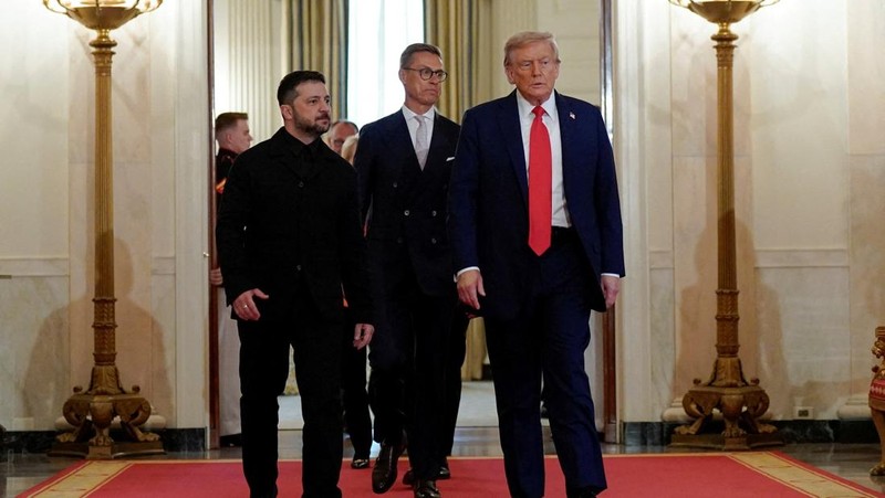 Presiden Amerika Serikat (AS) Donald Trump bertemu dengan Presiden Ukraina Volodymyr Zelensky dan beberapa pemimpin tinggi Eropa di Gedung Putih, Washington, D.C., AS, Senin (18/8/2025).  (REUTERS/Kevin Lamarque)