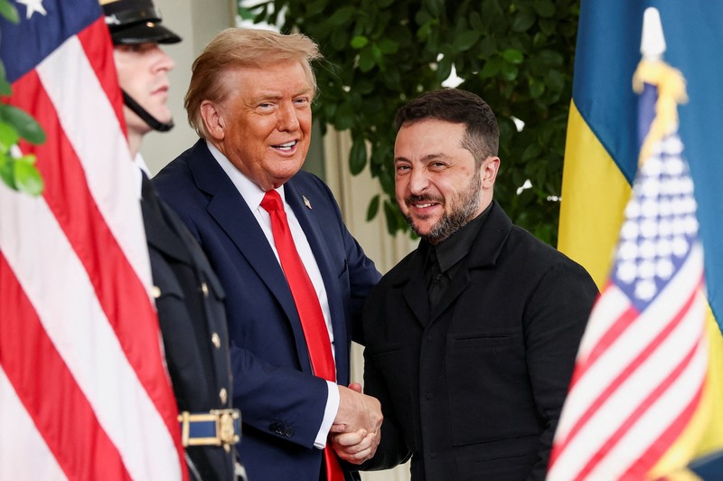 Presiden Amerika Serikat (AS) Donald Trump bertemu dengan Presiden Ukraina Volodymyr Zelensky dan beberapa pemimpin tinggi Eropa di Gedung Putih, Washington, D.C., AS, Senin (18/8/2025).  (REUTERS/Kevin Lamarque)