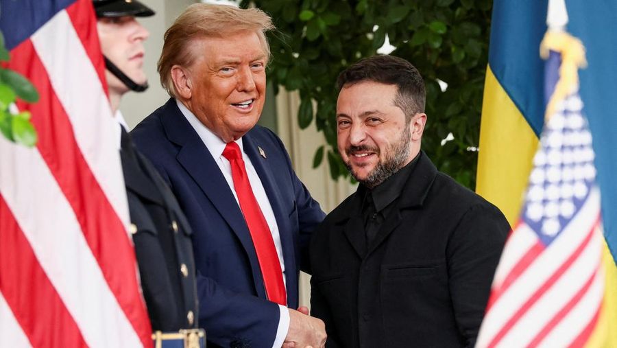 Presiden Amerika Serikat (AS) Donald Trump bertemu dengan Presiden Ukraina Volodymyr Zelensky dan beberapa pemimpin tinggi Eropa di Gedung Putih, Washington, D.C., AS, Senin (18/8/2025).  (REUTERS/Kevin Lamarque)