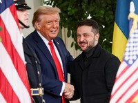 Saat Zelensky Hadiahi Trump Tongkat Golf, Beri Surat ke Melania