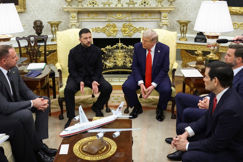 Presiden Amerika Serikat (AS) Donald Trump bertemu dengan Presiden Ukraina Volodymyr Zelensky dan beberapa pemimpin tinggi Eropa di Gedung Putih, Washington, D.C., AS, Senin (18/8/2025).  (REUTERS/Kevin Lamarque)