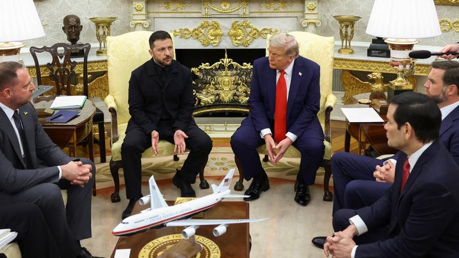Presiden Amerika Serikat (AS) Donald Trump bertemu dengan Presiden Ukraina Volodymyr Zelensky dan beberapa pemimpin tinggi Eropa di Gedung Putih, Washington, D.C., AS, Senin (18/8/2025).  (REUTERS/Kevin Lamarque)