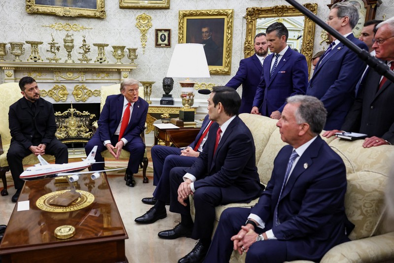 Presiden Amerika Serikat (AS) Donald Trump bertemu dengan Presiden Ukraina Volodymyr Zelensky dan beberapa pemimpin tinggi Eropa di Gedung Putih, Washington, D.C., AS, Senin (18/8/2025).  (REUTERS/Kevin Lamarque)