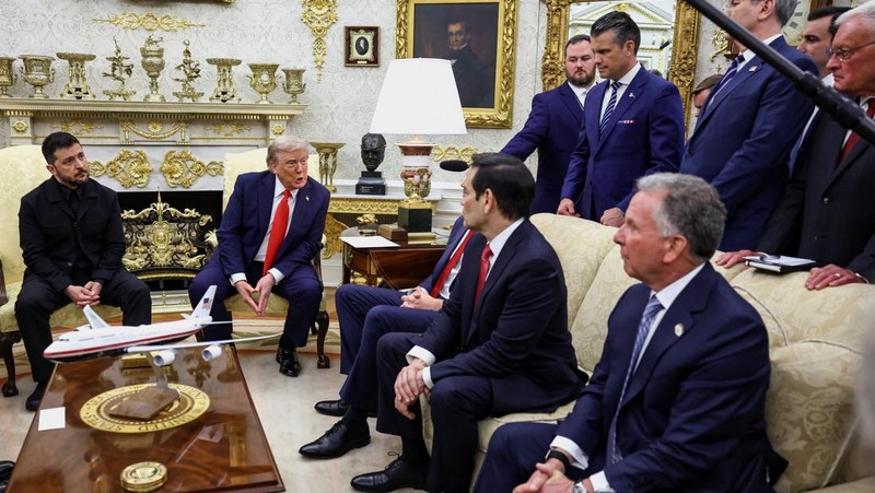 Presiden Amerika Serikat (AS) Donald Trump bertemu dengan Presiden Ukraina Volodymyr Zelensky dan beberapa pemimpin tinggi Eropa di Gedung Putih, Washington, D.C., AS, Senin (18/8/2025).  (REUTERS/Kevin Lamarque)