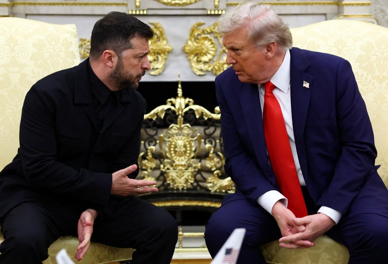 Presiden Amerika Serikat (AS) Donald Trump bertemu dengan Presiden Ukraina Volodymyr Zelensky dan beberapa pemimpin tinggi Eropa di Gedung Putih, Washington, D.C., AS, Senin (18/8/2025).  (REUTERS/Kevin Lamarque)