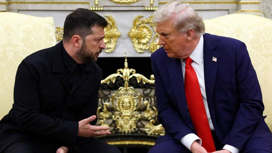 Presiden Amerika Serikat (AS) Donald Trump bertemu dengan Presiden Ukraina Volodymyr Zelensky dan beberapa pemimpin tinggi Eropa di Gedung Putih, Washington, D.C., AS, Senin (18/8/2025).  (REUTERS/Kevin Lamarque)