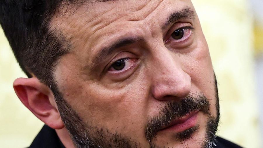 Presiden Ukraina Volodymyr Zelenskiy bereaksi selama pertemuan dengan Presiden AS Donald Trump di Ruang Oval Gedung Putih, di tengah negosiasi untuk mengakhiri perang Rusia di Ukraina, di Washington, D.C., AS, 18 Agustus 2025. (REUTERS/Kevin Lamarque)