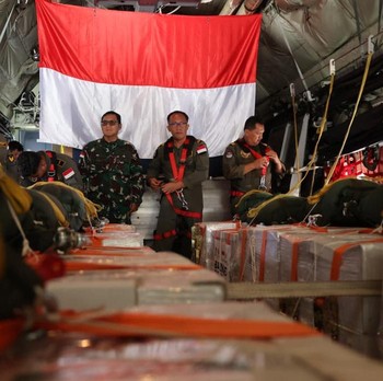 Potret Kado HUT ke-80 RI untuk Gaza, Bantuan Sukses Diterjunkan