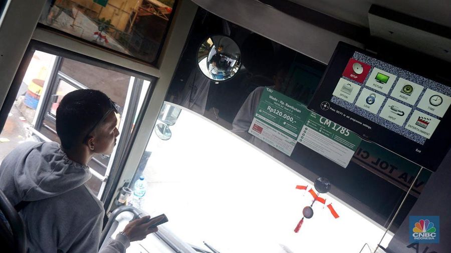 Sejumlah bus antar-kota dan provinsi parkir menunggu penumpang di kawasan Terminal Kp Rambutan, Selasa, (19/8/2025). (CNBC Indonesia/Muhammad Sabki)